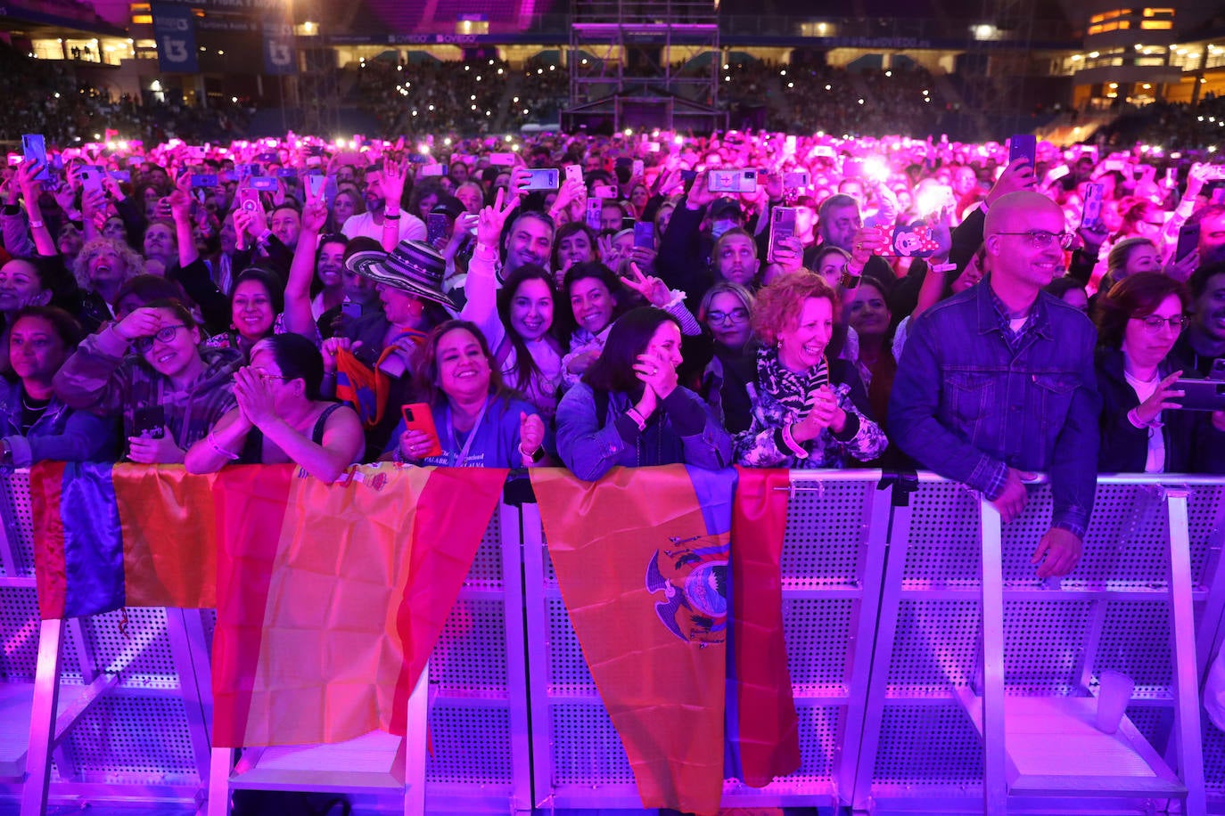 El estadio Carlos Tartiere acoge uno de los conciertos más importantes de esta temporada, el del puertorriqueño Marc Anthony, enmarcado en su gira 'Pa' lla voy'. El rey de la salsa reunió a más de 15.000 personas en la capital asturiana para disfrutar al ritmo de sus míticas canciones de esta actuación en directo. 