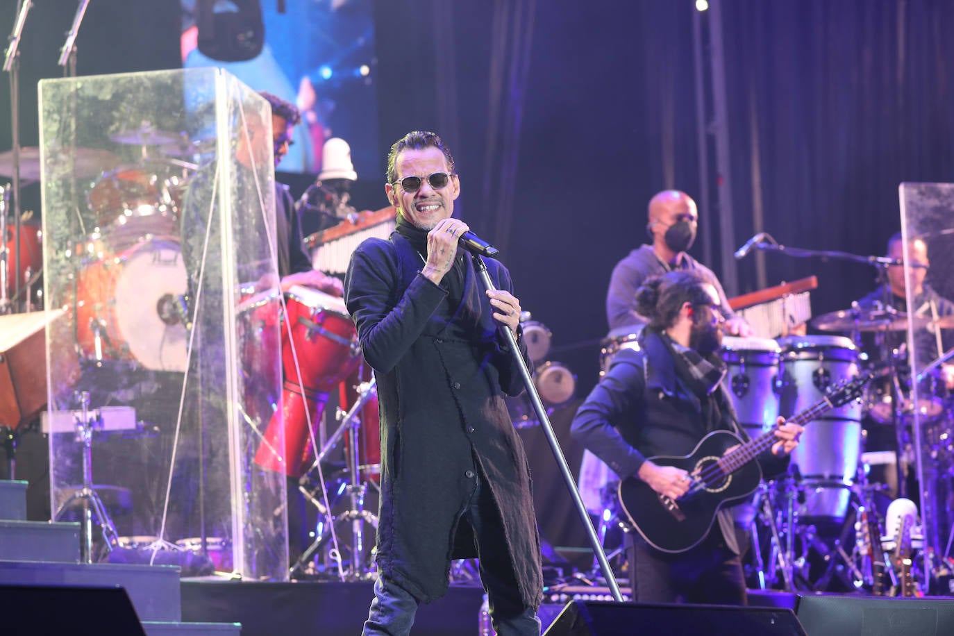 El estadio Carlos Tartiere acoge uno de los conciertos más importantes de esta temporada, el del puertorriqueño Marc Anthony, enmarcado en su gira 'Pa' lla voy'. El rey de la salsa reunió a más de 15.000 personas en la capital asturiana para disfrutar al ritmo de sus míticas canciones de esta actuación en directo. 