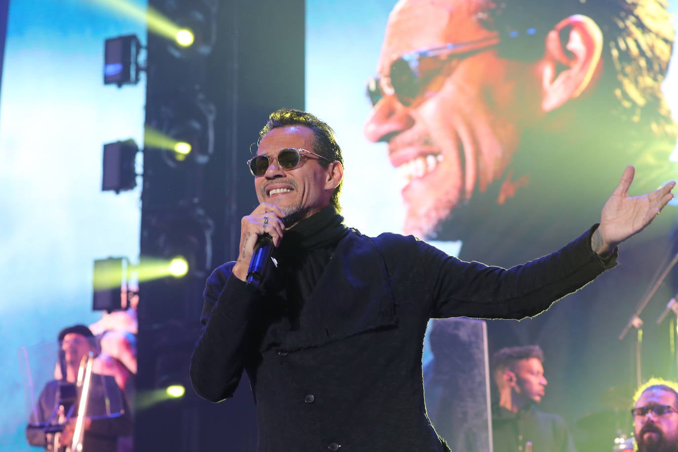 El estadio Carlos Tartiere acoge uno de los conciertos más importantes de esta temporada, el del puertorriqueño Marc Anthony, enmarcado en su gira 'Pa' lla voy'. El rey de la salsa reunió a más de 15.000 personas en la capital asturiana para disfrutar al ritmo de sus míticas canciones de esta actuación en directo. 