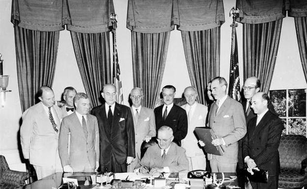 Firma del Tratado de Washington por el presidente de Estados Unidos, Harry Truman, el 4 de abril de 1949. 