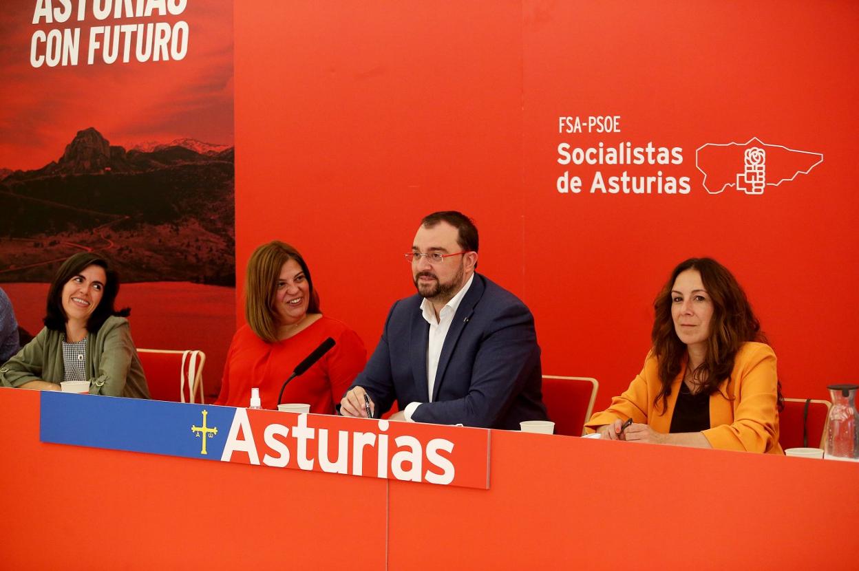 Barbón presidió la comisión de la FSA con el nuevo panel rojo y azul, que el partido usa para resaltar su vinculación con la región . 