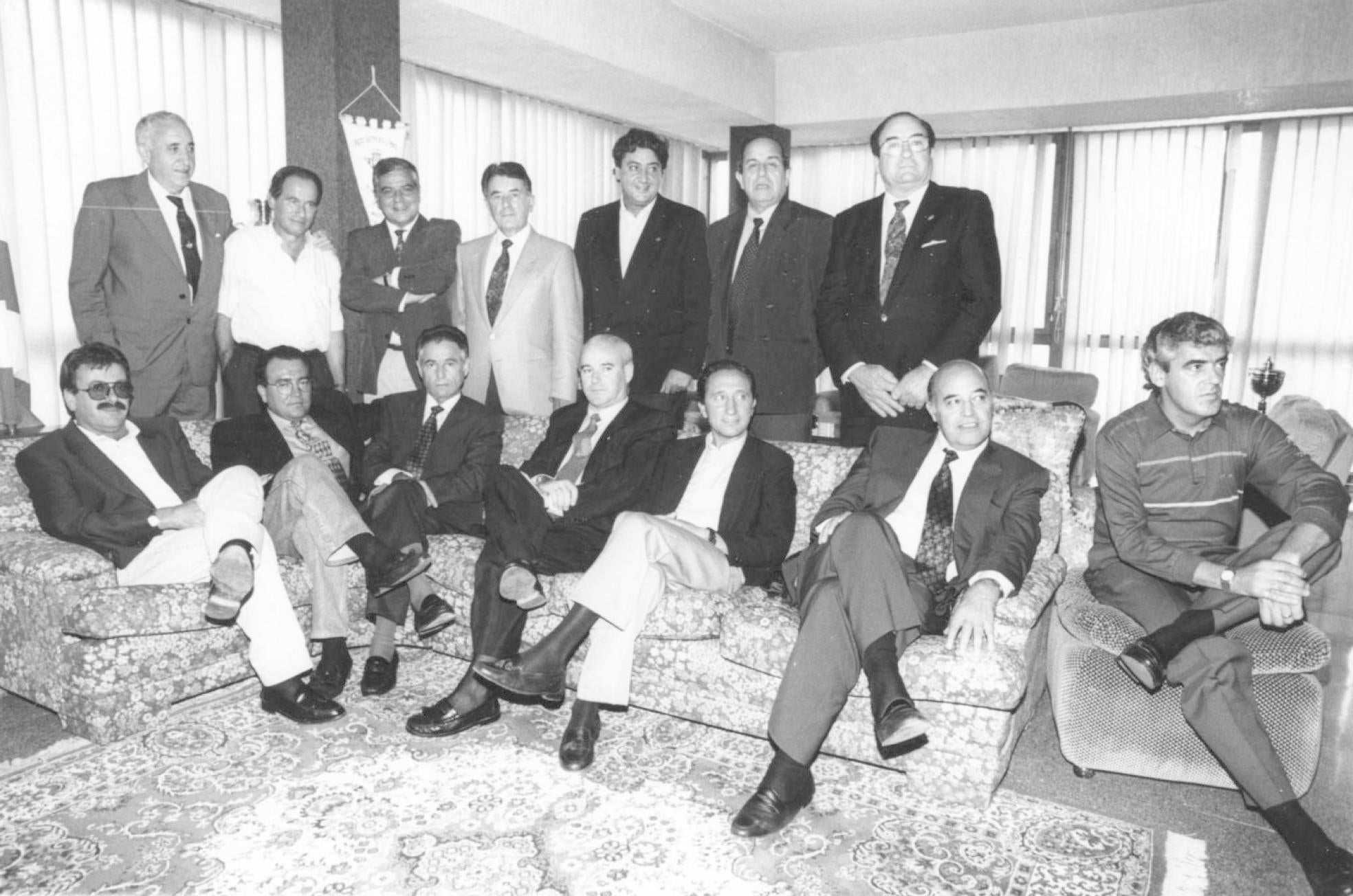 pPrimer consejo de administración del Sporting, el 5 de septiembre de 1992, antes de su primera reunión. De izquierda a derecha, arriba, Manuel Cosío, José Fernández, Manuel Calvo, Eloy Calvo, Alejandro Fernández-Nespral, Florentino Fano y Alberto Menéndez Rúa. Sentados, Cándido Cueto, Pedro Morán, Octavio Alonso Canal, Eliseo Soto, Juan Silvestre García, Ángel Flórez y Luis Mitre. Faltan en la fotografía Luis Fernando Menéndez y José Ramón Fernández de la Vega Nosti. 