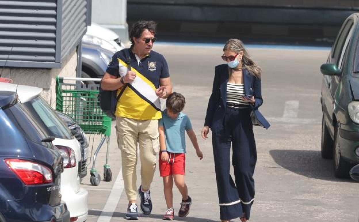 Luis Lorenzo y Arantxa Palomino, con el hijo de ambos, el lunes a la salida del juzgado de Arganda del Rey.