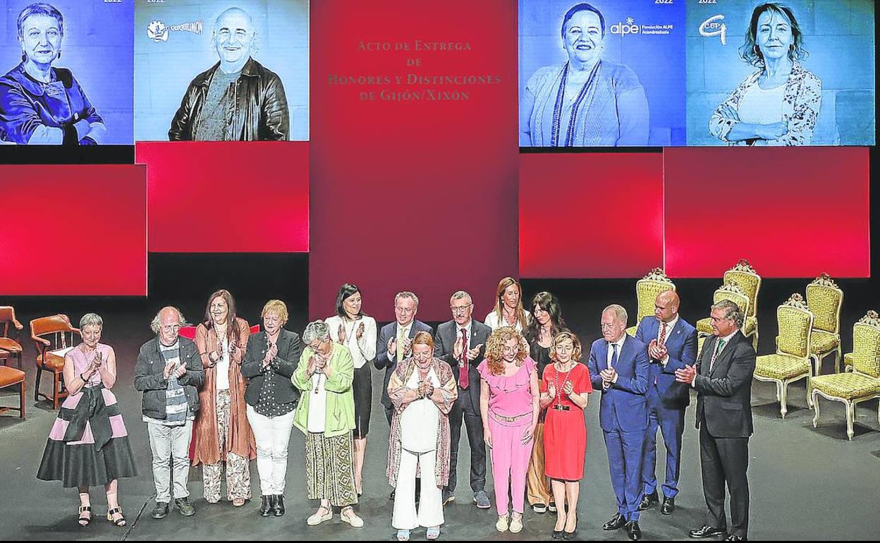 Felisa Soria, Chus Casado, Marina Pineda, Rosa Garnacho, Ana González, Inmaculada Fernández, Ángel del Río, Carmen Alonso, José Carlos Fernández Sarasola, Lorena Aller, Ángela Pumariega, Laura Tuero, Julia Magdalena, Aurelio Martín, Jesús Martínez Salvador y Eladio de la Concha. 