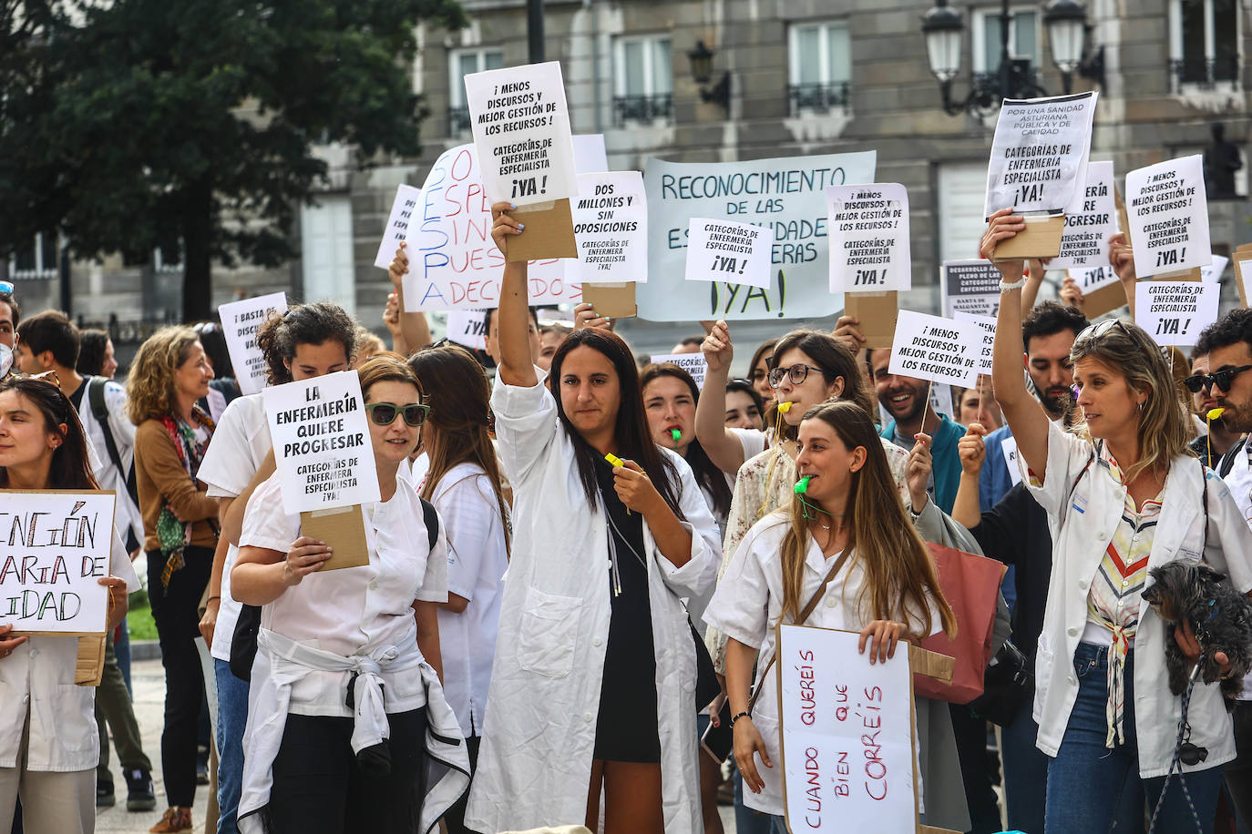 Fotos: Las enfermeras reclaman en Oviedo el reconocimiento de sus especialidades