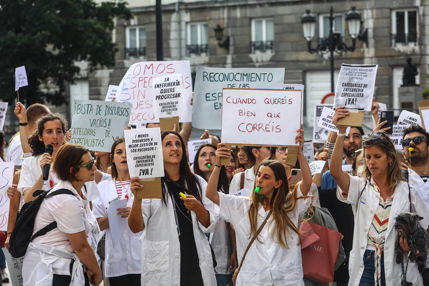 Fotos: Las enfermeras reclaman en Oviedo el reconocimiento de sus especialidades