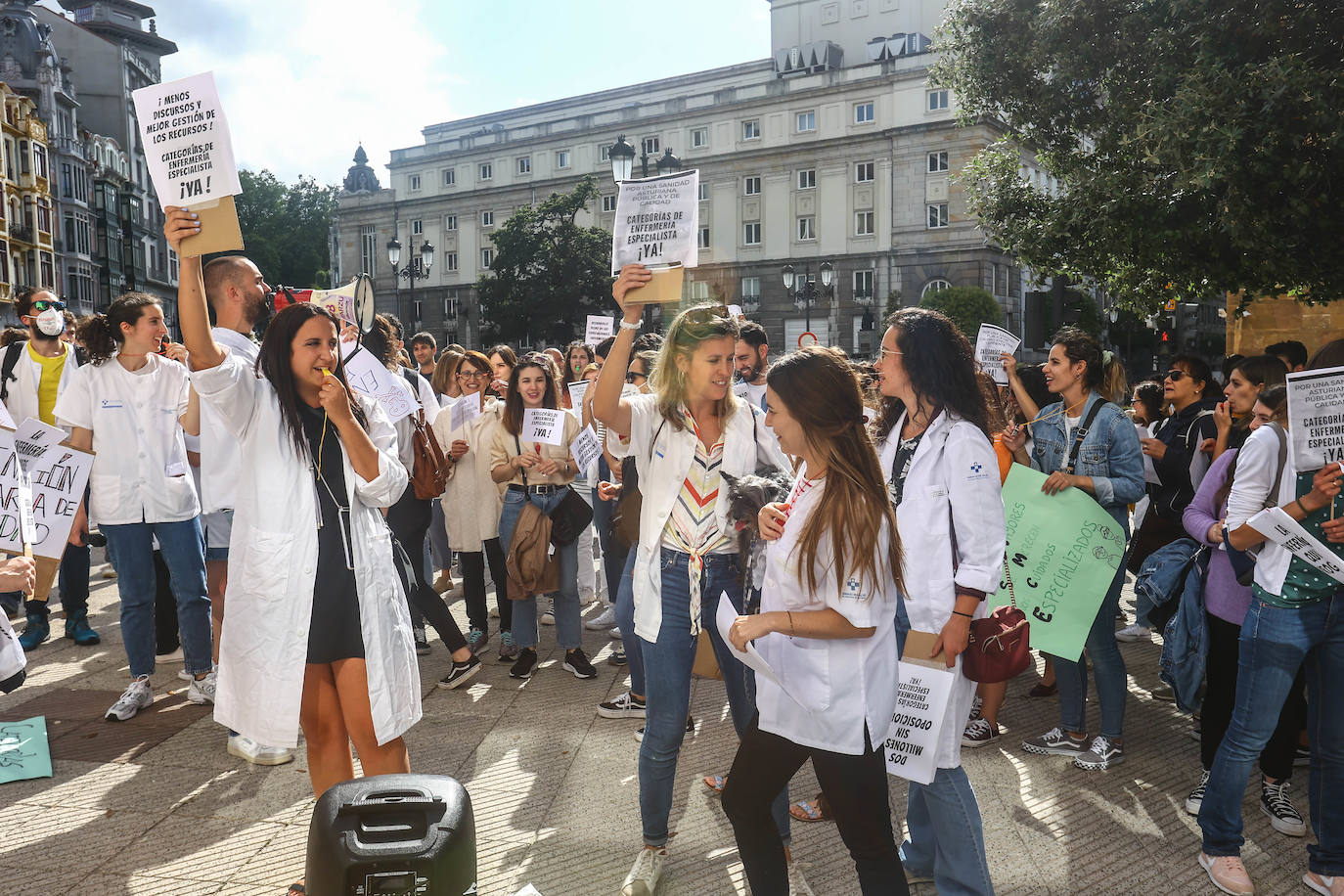 Fotos: Las enfermeras reclaman en Oviedo el reconocimiento de sus especialidades