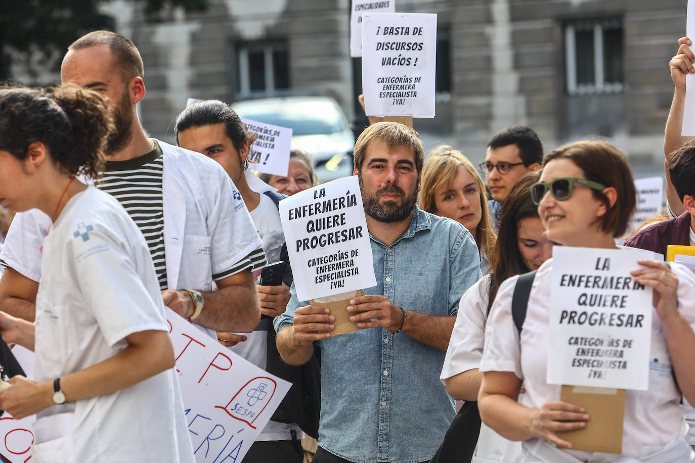 Fotos: Las enfermeras reclaman en Oviedo el reconocimiento de sus especialidades