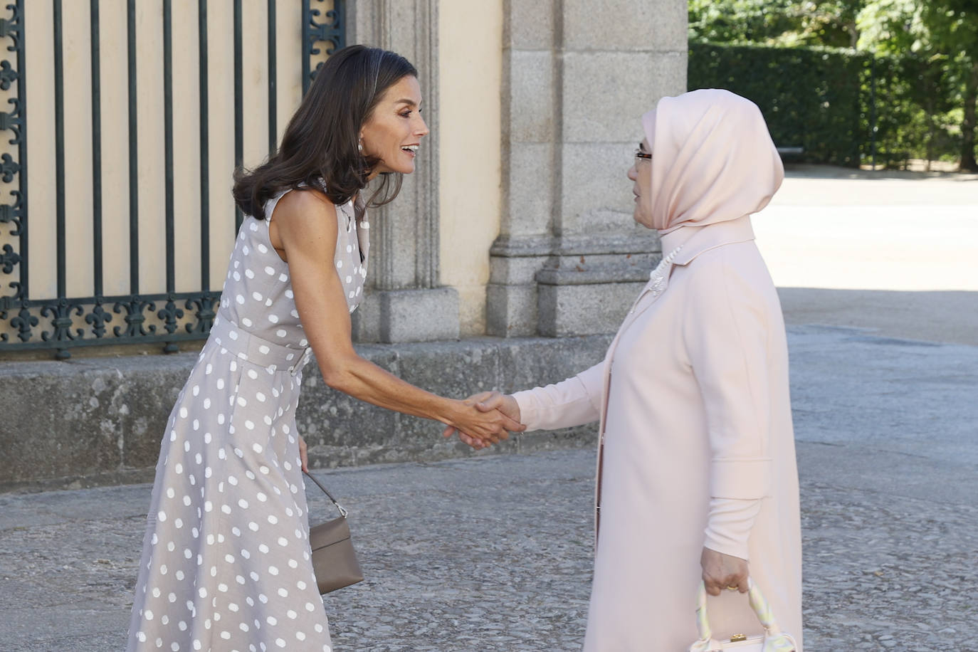 Doña Letizia ha sido la anfitriona de la comitiva oficial de los mandatarios europeos en su visita a Madrid. La agenda incluyó el recibimiento en Zarzuela a Jill Biden, la cena de gala en el Palacio Real, una visita al Palacio Real de San Ildefonso, al museo Reina Sofía y por último al Teatro Real donde disfrutaron del ensayo de la ópera Nabucco.