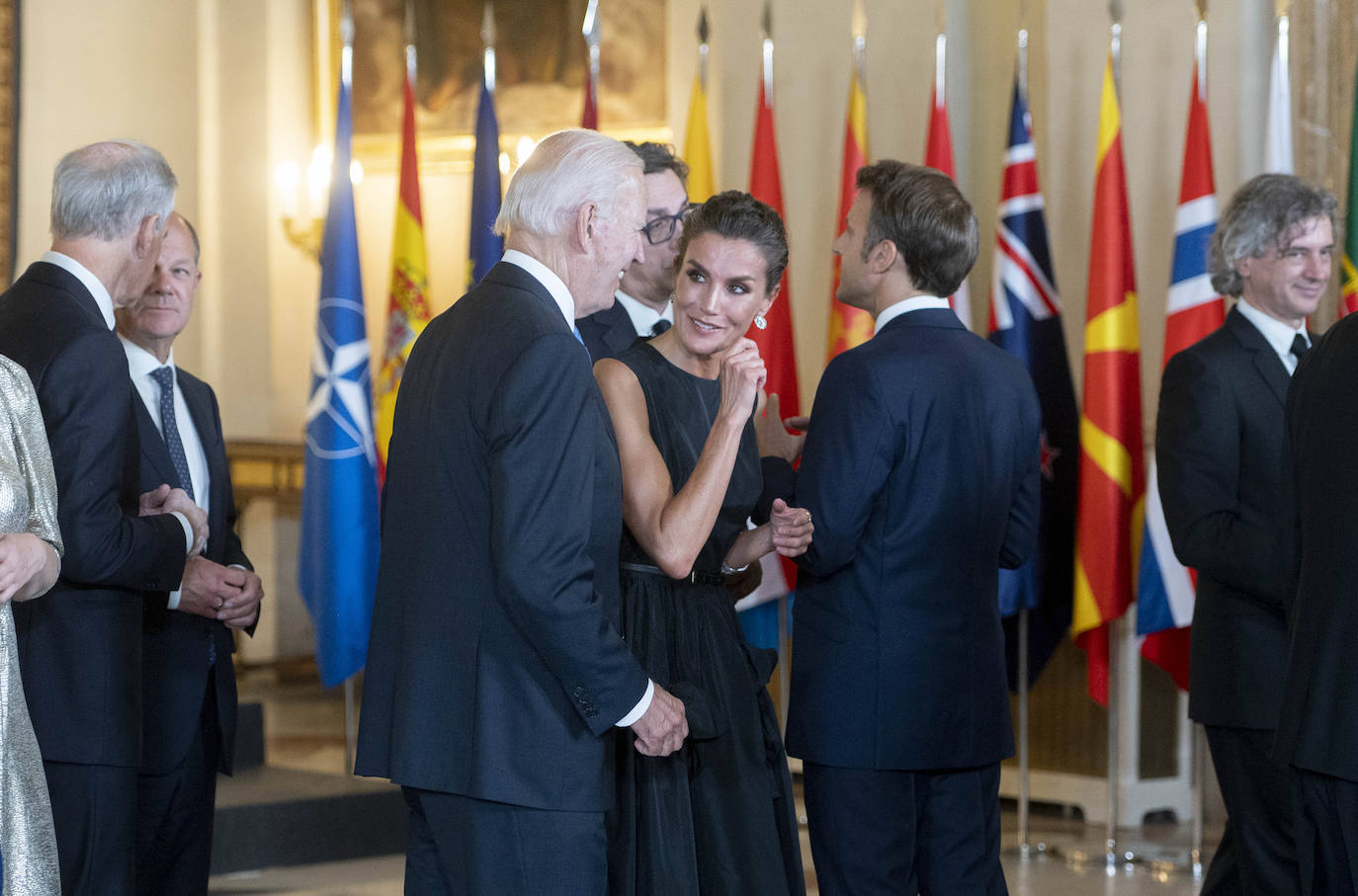 Doña Letizia ha sido la anfitriona de la comitiva oficial de los mandatarios europeos en su visita a Madrid. La agenda incluyó el recibimiento en Zarzuela a Jill Biden, la cena de gala en el Palacio Real, una visita al Palacio Real de San Ildefonso, al museo Reina Sofía y por último al Teatro Real donde disfrutaron del ensayo de la ópera Nabucco.