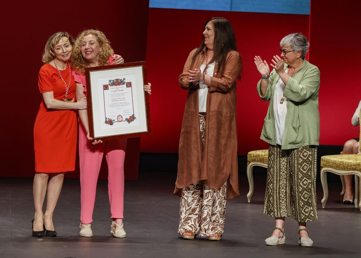 Julia Magdalena y Lorena Aller, con el diploma. 