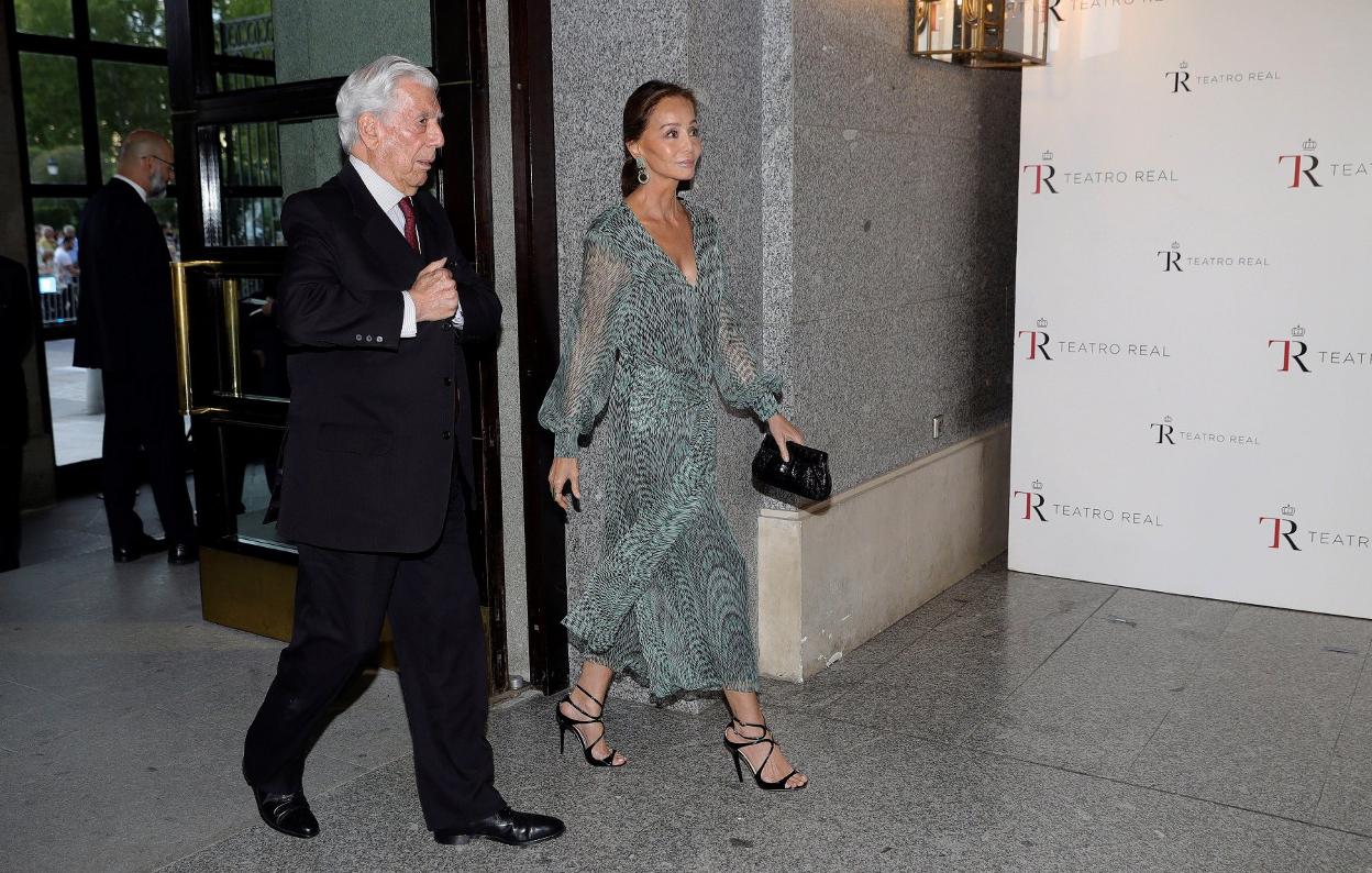 Isabel Preysler y Mario Vargas Llosa entran en el Teatro Real, en el estreno de una temporada. 