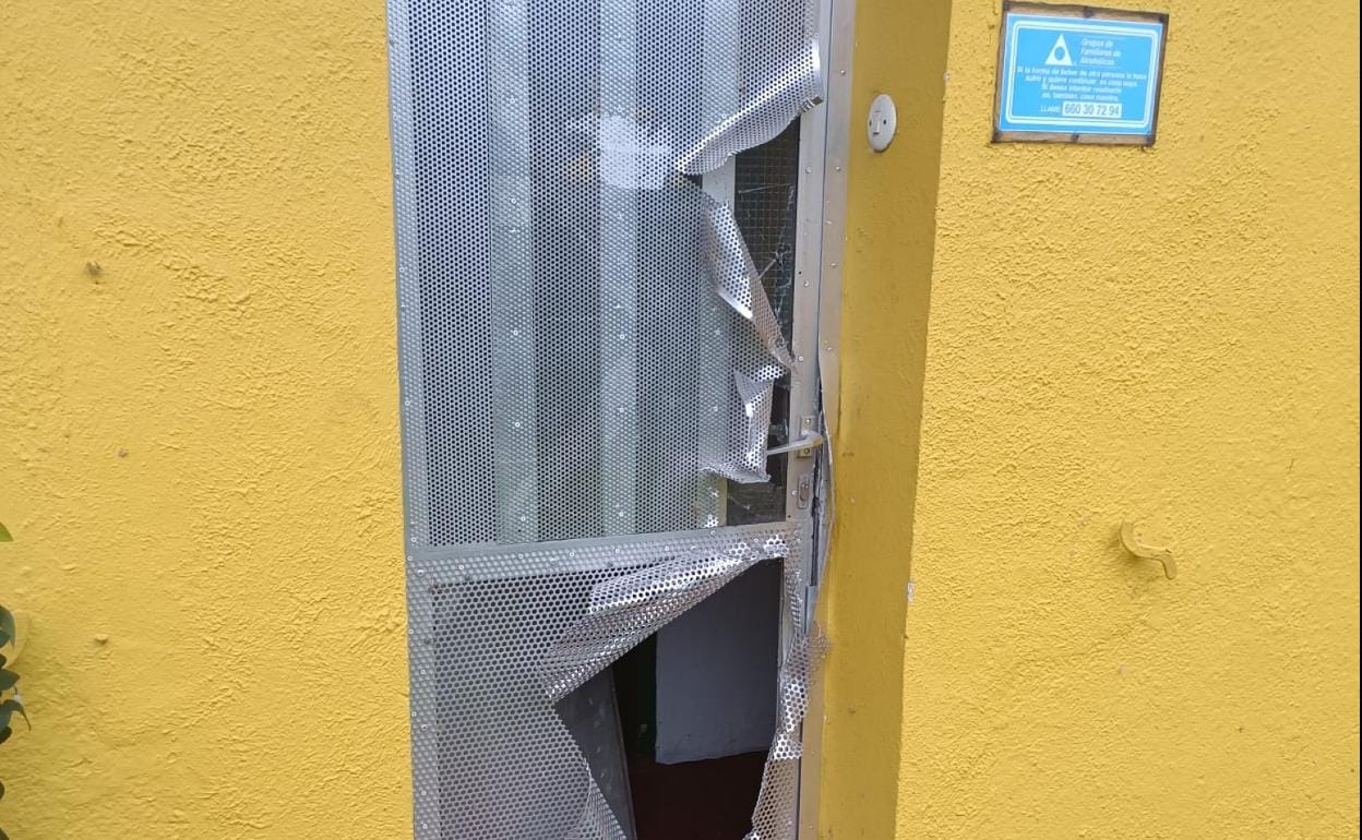 La puerta quedó destrozada. 