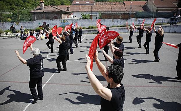 Exhibición de tai chi en el colegio de La Pereda