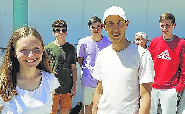 La familia Khomenko, en el exterior de la estación de tren de Gijón. 