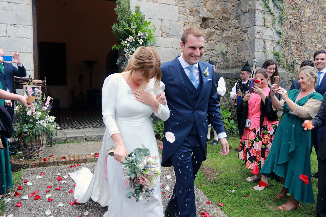 El portavoz y secretario general de Foro en Asturias y la valenciana Silvia Rodríguez se casaron este sábado en el Palacio Conde de Toreno, en Malleza