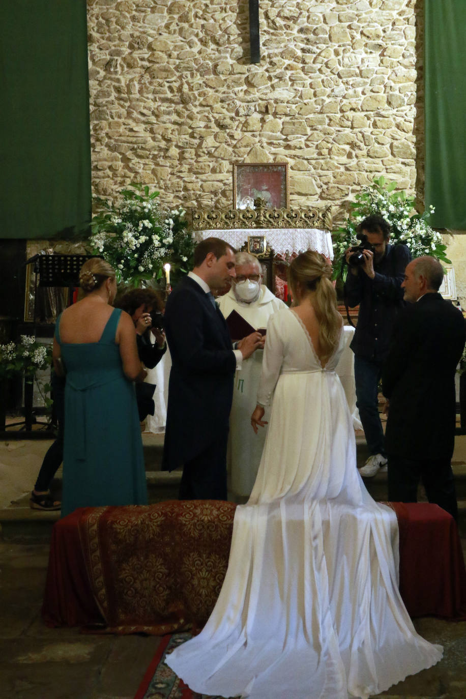 El portavoz y secretario general de Foro en Asturias y la valenciana Silvia Rodríguez se casaron este sábado en el Palacio Conde de Toreno, en Malleza