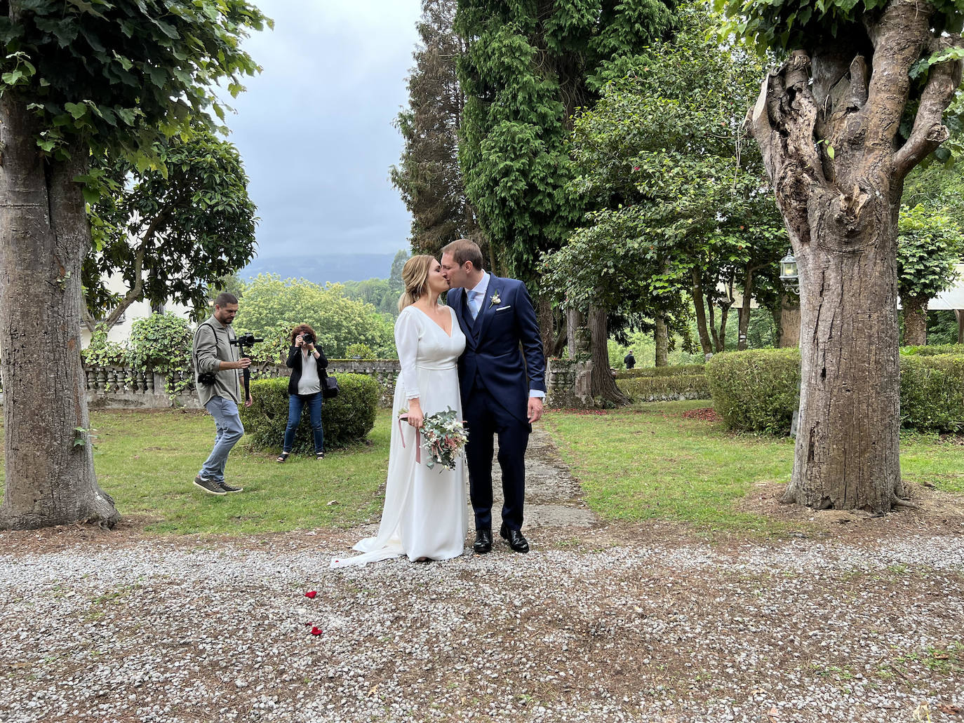 El portavoz y secretario general de Foro en Asturias y la valenciana Silvia Rodríguez se casaron este sábado en el Palacio Conde de Toreno, en Malleza
