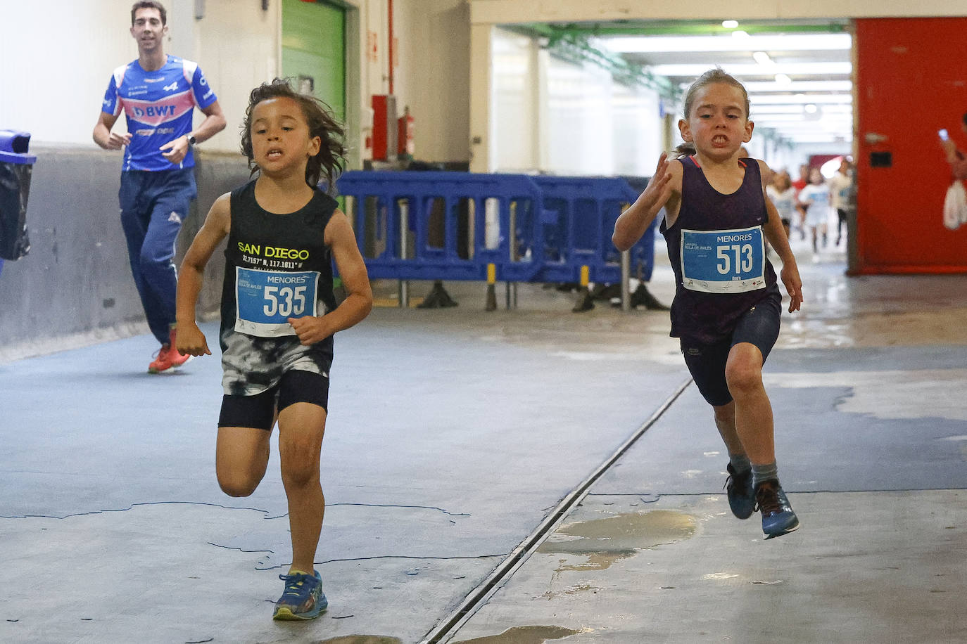 Con las pruebas infantiles, a partir de las 11.30 horas de este sábado dio comienzo la carrera benéfica Xana Puede en la rula y cuyos ganadores de la prueba principal recibirán un bonito del Norte. Los participantes dieron el pistoletazo de salida a las 11.40 horas y los corredores de los cinco kilómetros, a las 12.15. Lo recaudado con las inscripciones se donará a la familia de Xana, que sufre una parálisis cerebral