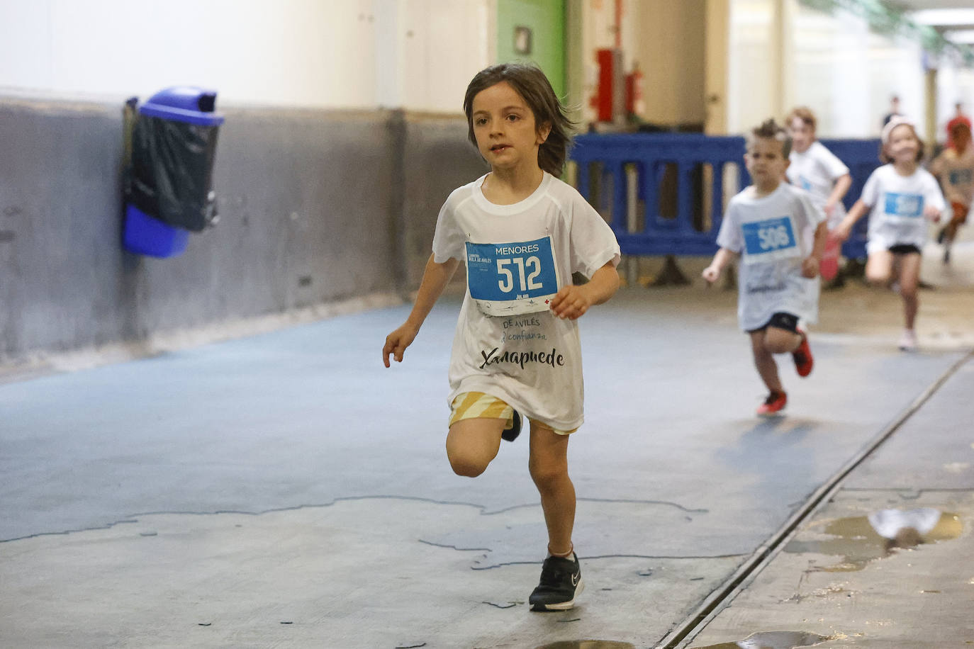 Con las pruebas infantiles, a partir de las 11.30 horas de este sábado dio comienzo la carrera benéfica Xana Puede en la rula y cuyos ganadores de la prueba principal recibirán un bonito del Norte. Los participantes dieron el pistoletazo de salida a las 11.40 horas y los corredores de los cinco kilómetros, a las 12.15. Lo recaudado con las inscripciones se donará a la familia de Xana, que sufre una parálisis cerebral