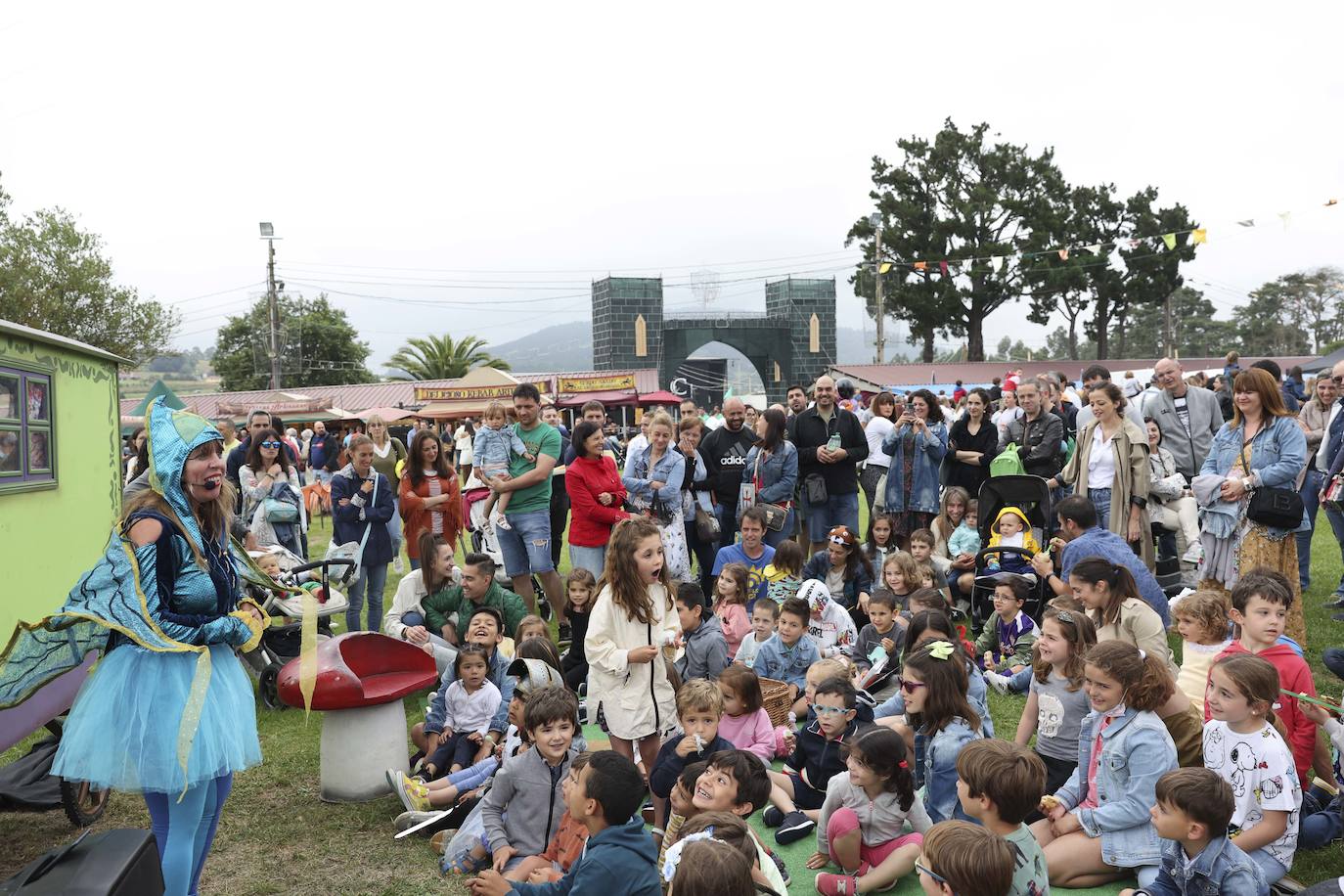 El sábado los exconxuraos de Llanera finalizaron con las actuaciones de Sidonie, la orquesta Capitol y Dj Albert Novo. El 'domingo de perdón', el mercado y el campamento iniciarán su actividad a las 11 horas. A las 12.30 horas tendrá lugar el Desfile de Exconxuraos, y media hora después se celebrará la tradicional misa campestre