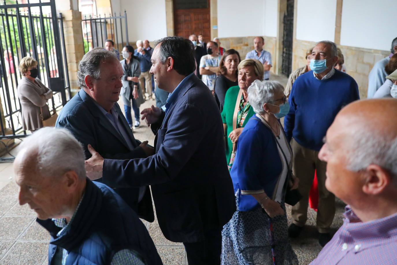 El mundo de la sidra perdió ayer a un gran referente. Manuel Riera García, propietario e impulsor de Sidra Escanciador, falleció a los 100 años. Su trayectoria le llevó a alzarse con numerosos galardones, entre ellos el Tonel de Oro al mejor lagarero que se entrega en la Fiesta de la Sidra Natural de Gijón. Este sábado familiares, amigos y allegados se despidieron de él en su funeral, celebrado en Villaviciosa