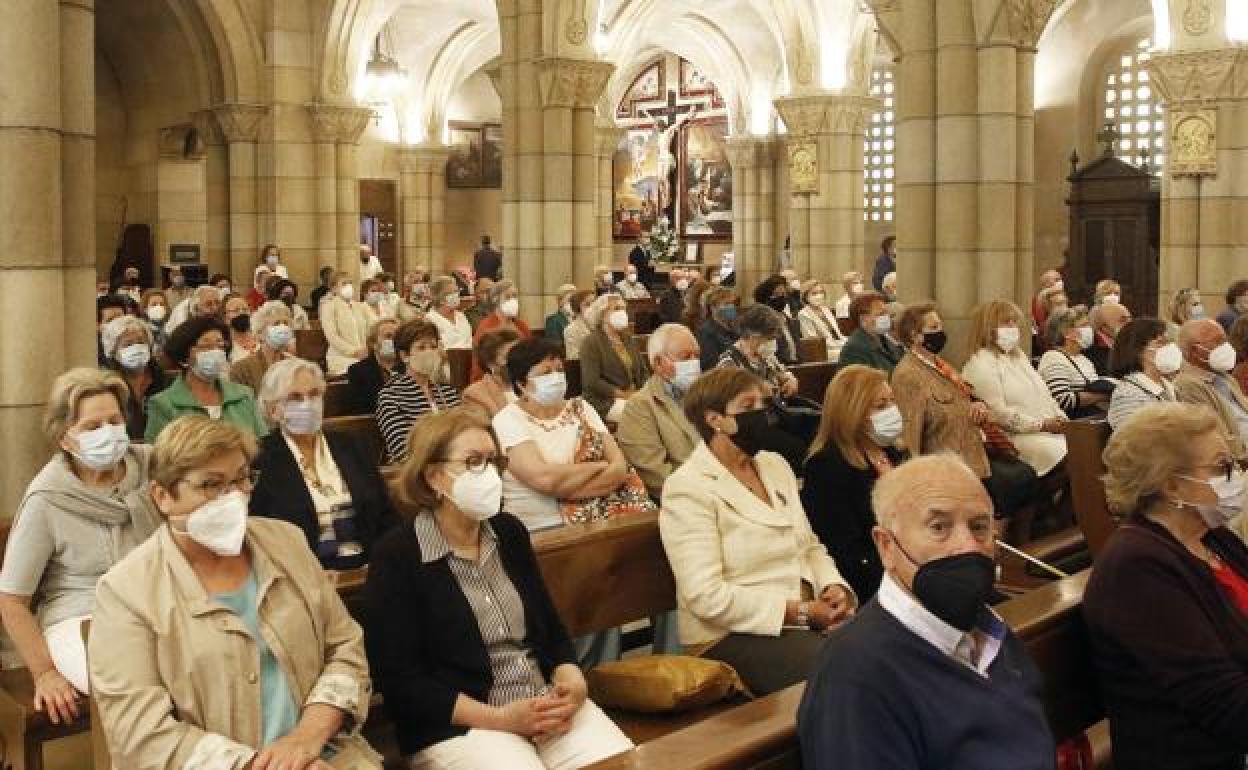 Asistentes a la misa de San Pedro el pasado año. 