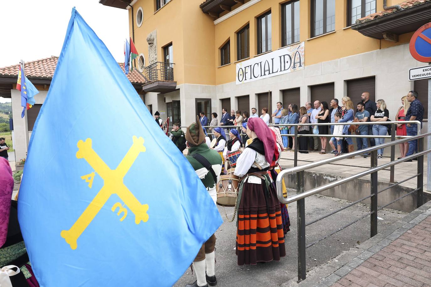 El presidente del Principado, Adrián Barbón ha defendido en Bimenes que «esta fiesta reivindica que cada uno pueda utilizar la lengua que quiera». La consejera de Cultura, Política Llingüística y Turismo, Berta Piñán, anunciaba en el mismo acto la puesta en marcha de una oficina para las quejas de los hablantes de asturiano.