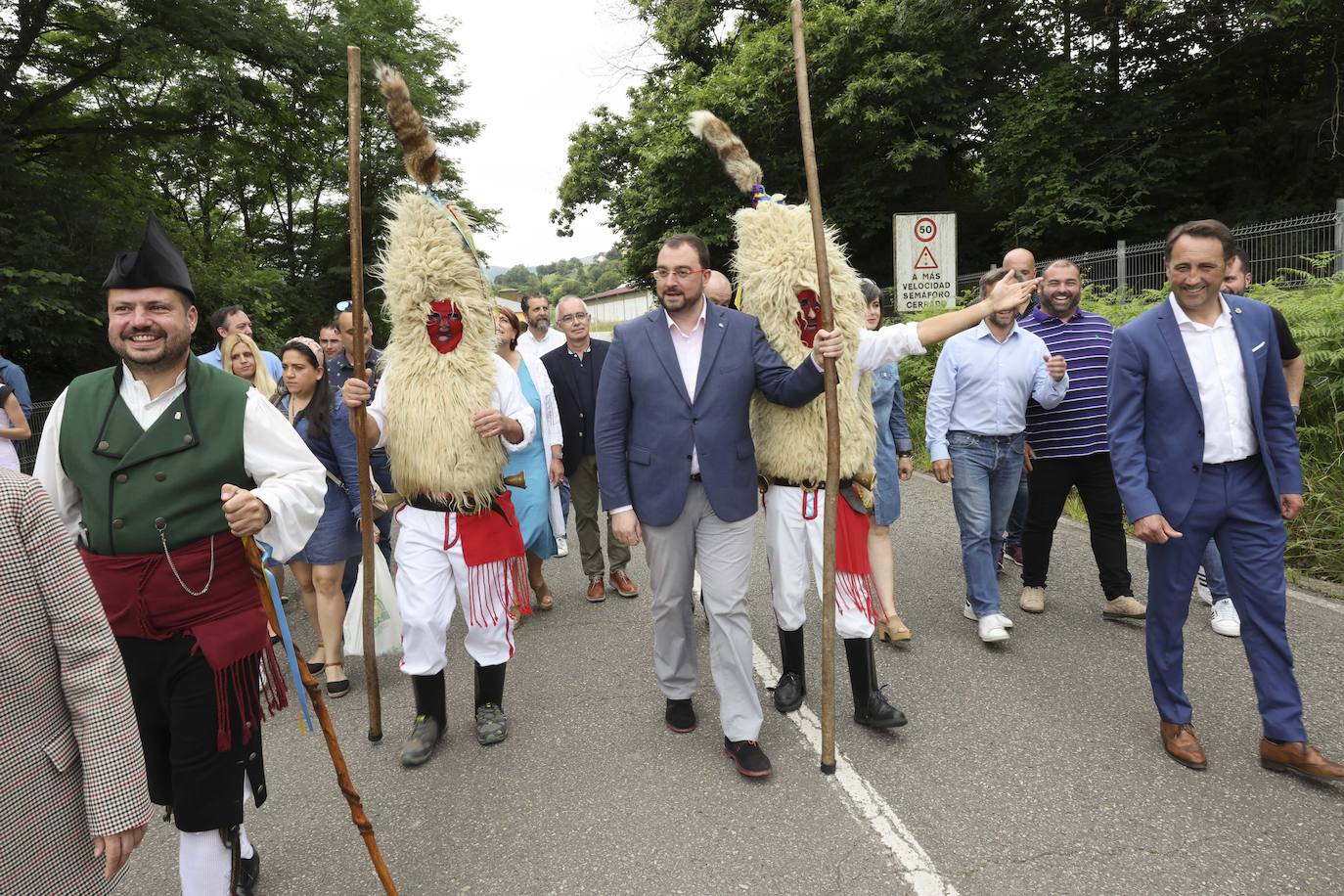 El presidente del Principado, Adrián Barbón ha defendido en Bimenes que «esta fiesta reivindica que cada uno pueda utilizar la lengua que quiera». La consejera de Cultura, Política Llingüística y Turismo, Berta Piñán, anunciaba en el mismo acto la puesta en marcha de una oficina para las quejas de los hablantes de asturiano.