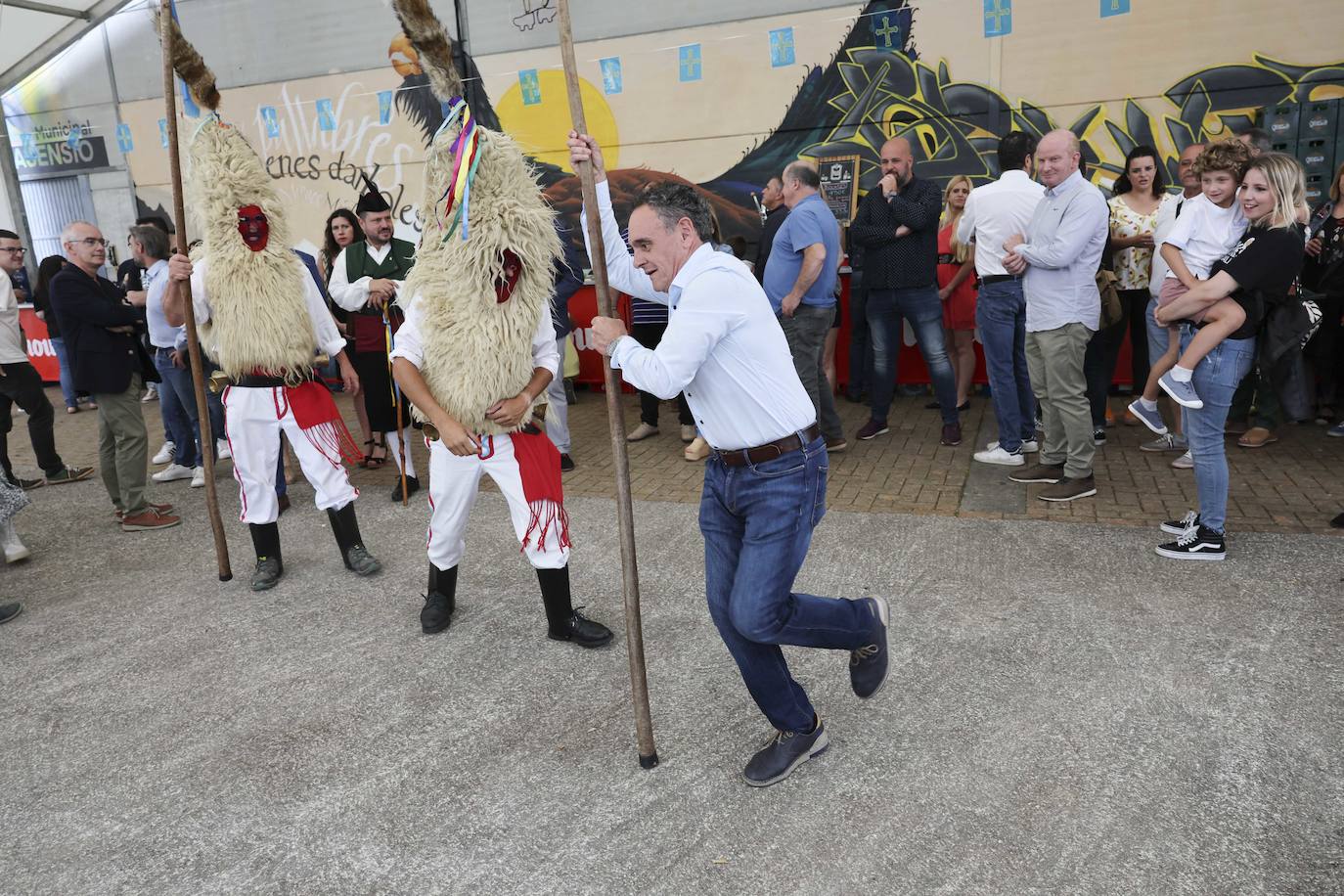 El presidente del Principado, Adrián Barbón ha defendido en Bimenes que «esta fiesta reivindica que cada uno pueda utilizar la lengua que quiera». La consejera de Cultura, Política Llingüística y Turismo, Berta Piñán, anunciaba en el mismo acto la puesta en marcha de una oficina para las quejas de los hablantes de asturiano.