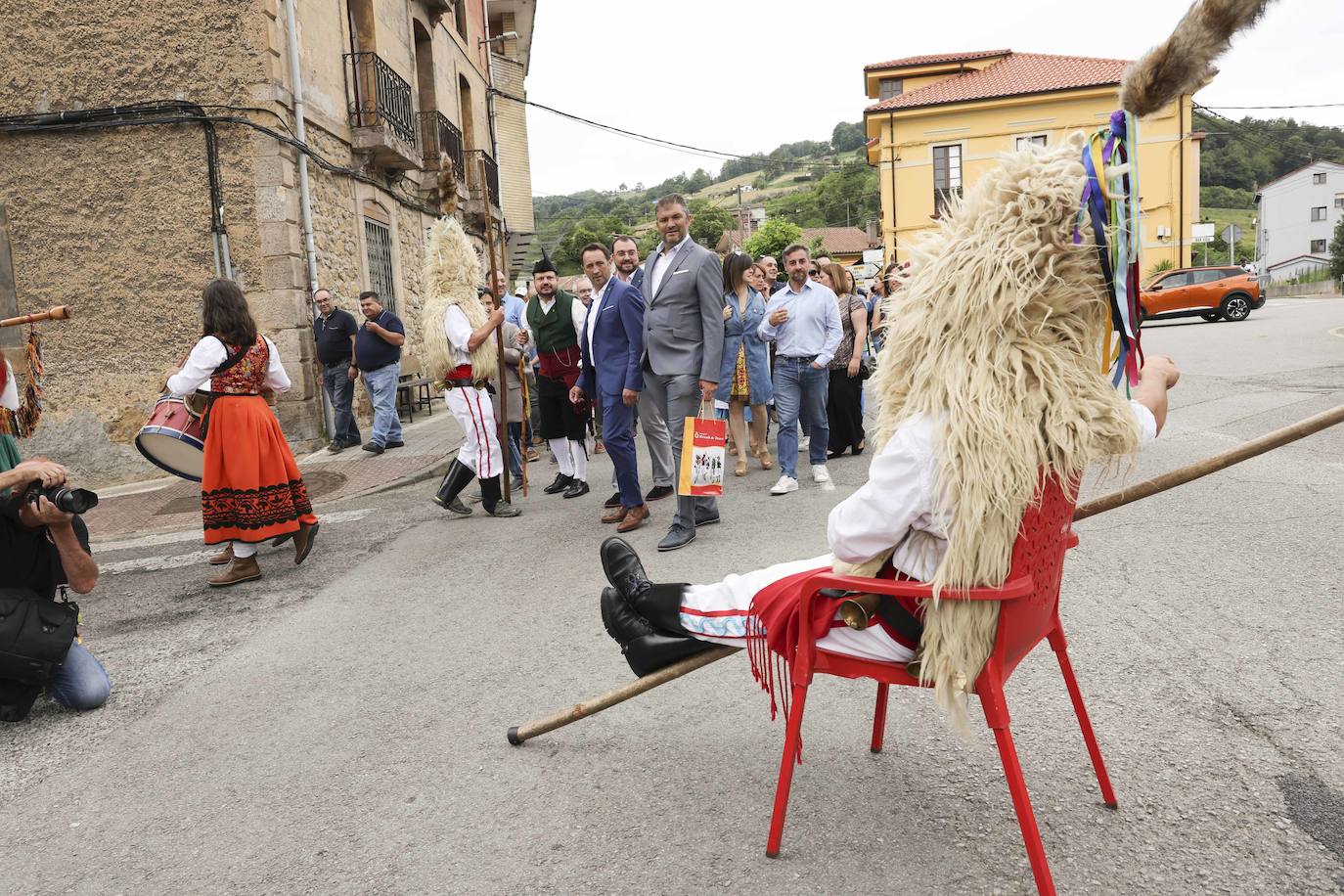 El presidente del Principado, Adrián Barbón ha defendido en Bimenes que «esta fiesta reivindica que cada uno pueda utilizar la lengua que quiera». La consejera de Cultura, Política Llingüística y Turismo, Berta Piñán, anunciaba en el mismo acto la puesta en marcha de una oficina para las quejas de los hablantes de asturiano.