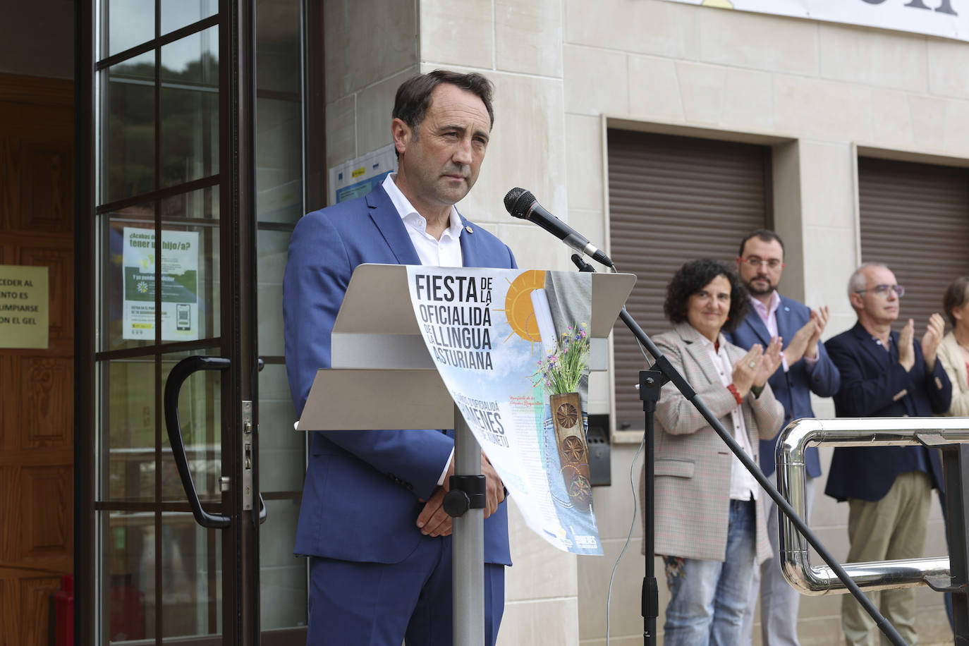 El presidente del Principado, Adrián Barbón ha defendido en Bimenes que «esta fiesta reivindica que cada uno pueda utilizar la lengua que quiera». La consejera de Cultura, Política Llingüística y Turismo, Berta Piñán, anunciaba en el mismo acto la puesta en marcha de una oficina para las quejas de los hablantes de asturiano.