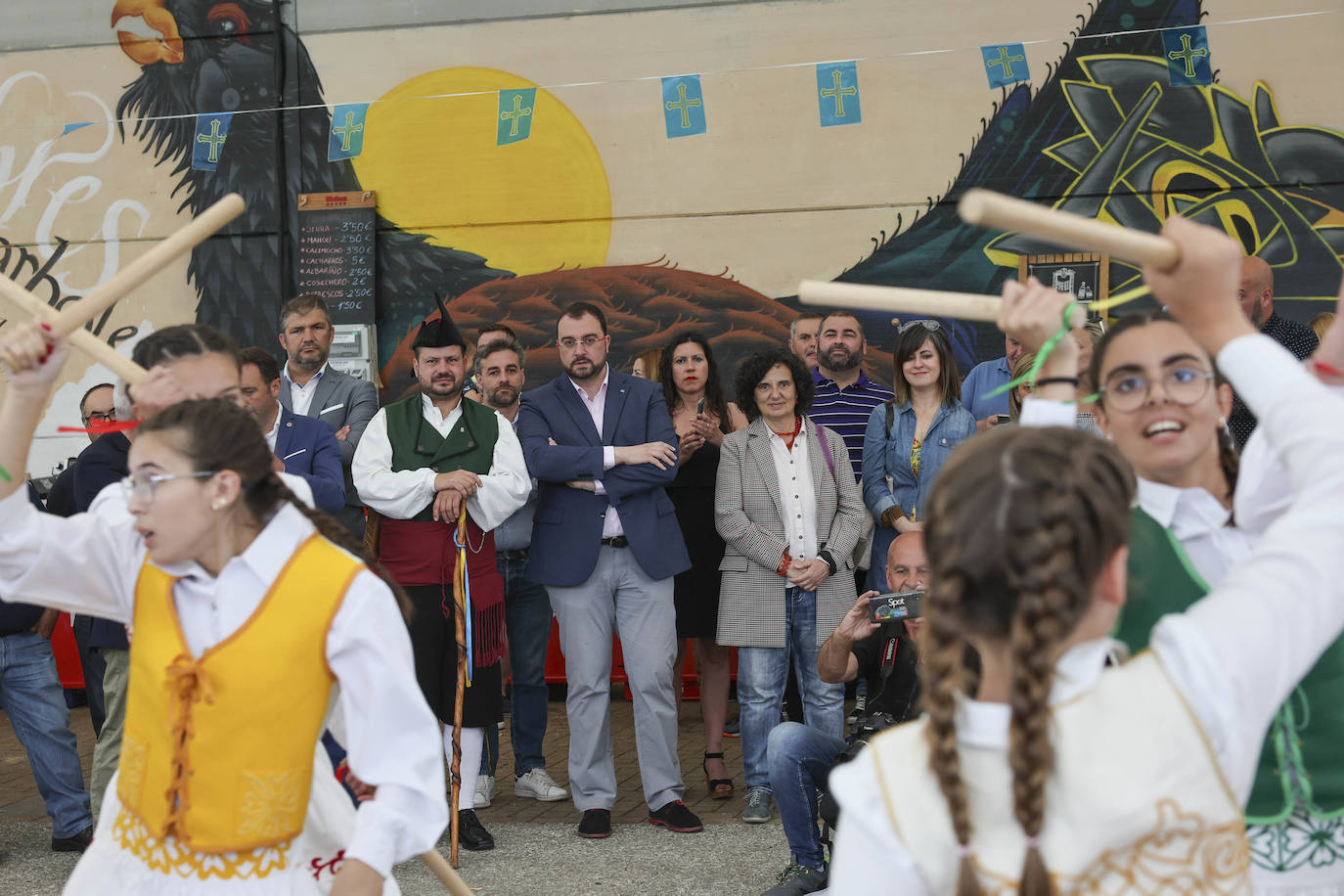 El presidente del Principado, Adrián Barbón ha defendido en Bimenes que «esta fiesta reivindica que cada uno pueda utilizar la lengua que quiera». La consejera de Cultura, Política Llingüística y Turismo, Berta Piñán, anunciaba en el mismo acto la puesta en marcha de una oficina para las quejas de los hablantes de asturiano.