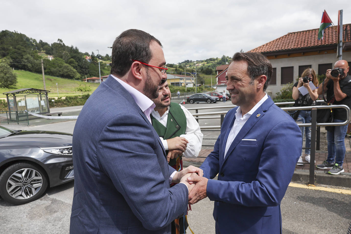 El presidente del Principado, Adrián Barbón ha defendido en Bimenes que «esta fiesta reivindica que cada uno pueda utilizar la lengua que quiera». La consejera de Cultura, Política Llingüística y Turismo, Berta Piñán, anunciaba en el mismo acto la puesta en marcha de una oficina para las quejas de los hablantes de asturiano.