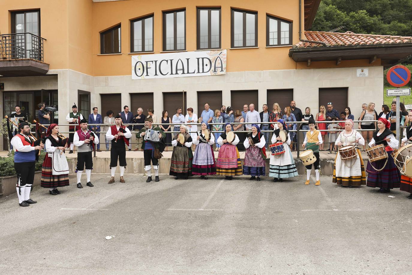 El presidente del Principado, Adrián Barbón ha defendido en Bimenes que «esta fiesta reivindica que cada uno pueda utilizar la lengua que quiera». La consejera de Cultura, Política Llingüística y Turismo, Berta Piñán, anunciaba en el mismo acto la puesta en marcha de una oficina para las quejas de los hablantes de asturiano.