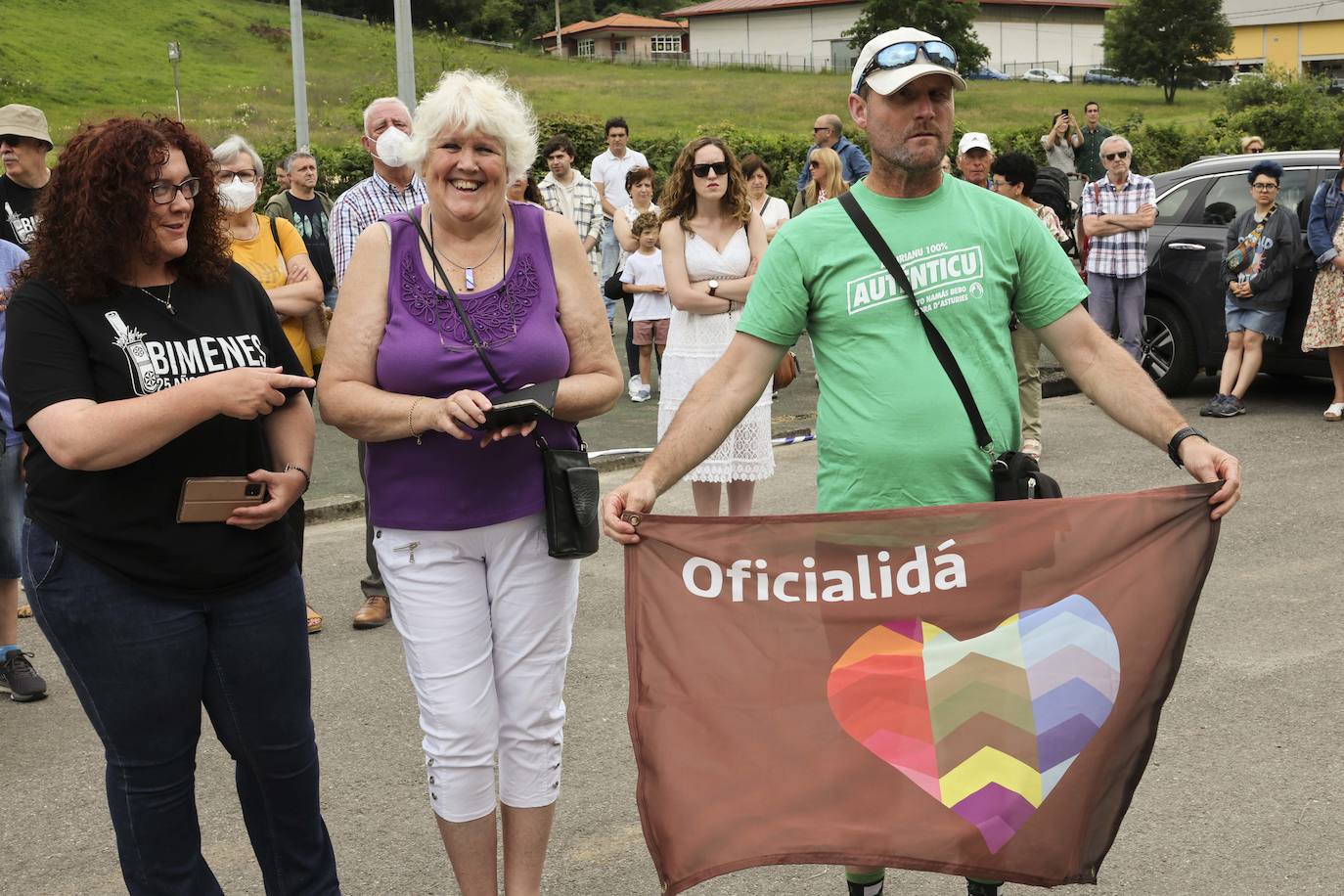 El presidente del Principado, Adrián Barbón ha defendido en Bimenes que «esta fiesta reivindica que cada uno pueda utilizar la lengua que quiera». La consejera de Cultura, Política Llingüística y Turismo, Berta Piñán, anunciaba en el mismo acto la puesta en marcha de una oficina para las quejas de los hablantes de asturiano.