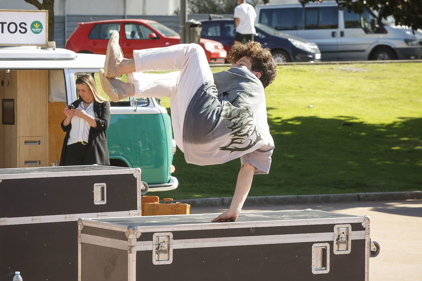 Los artistas de la Liga Nacional de Graffiti comienzan sus trabajos frente a una zona de skate, rocódromo y 'parkour'.