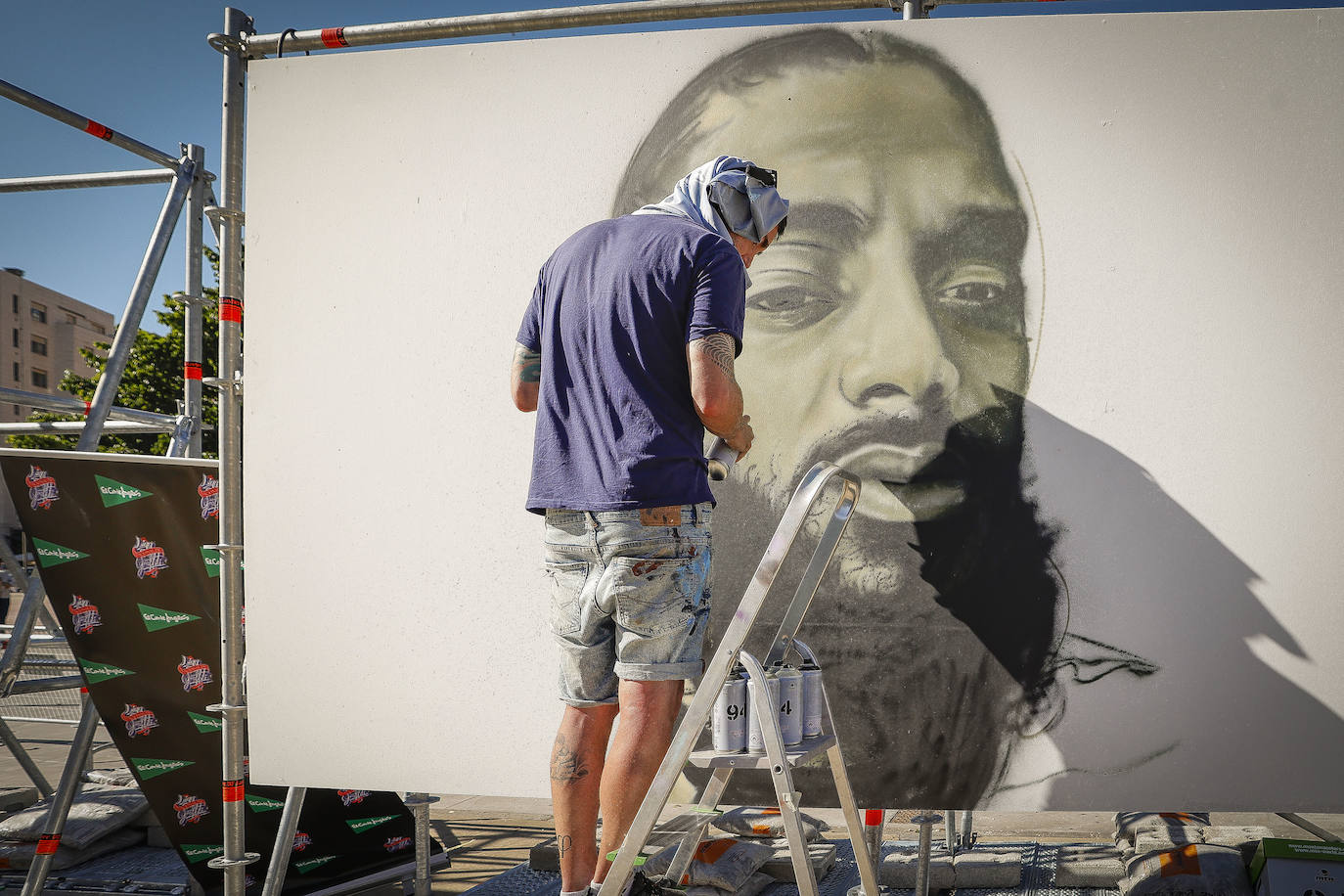 Los artistas de la Liga Nacional de Graffiti comienzan sus trabajos frente a una zona de skate, rocódromo y 'parkour'.