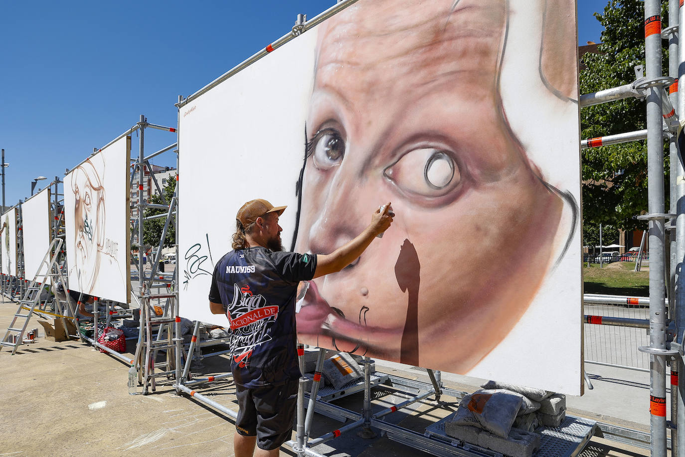 Los artistas de la Liga Nacional de Graffiti comienzan sus trabajos frente a una zona de skate, rocódromo y 'parkour'.