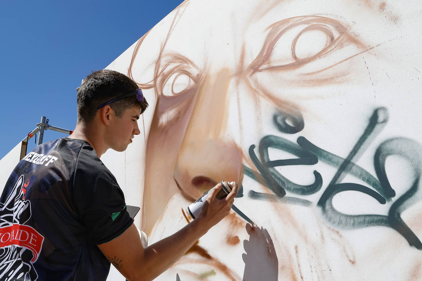 Los artistas de la Liga Nacional de Graffiti comienzan sus trabajos frente a una zona de skate, rocódromo y 'parkour'.