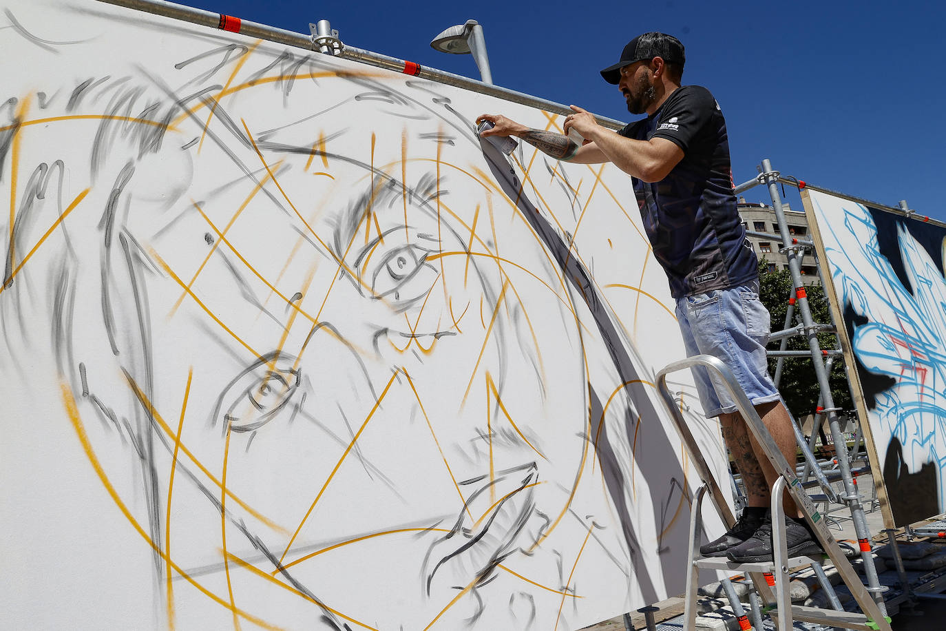 Los artistas de la Liga Nacional de Graffiti comienzan sus trabajos frente a una zona de skate, rocódromo y 'parkour'.