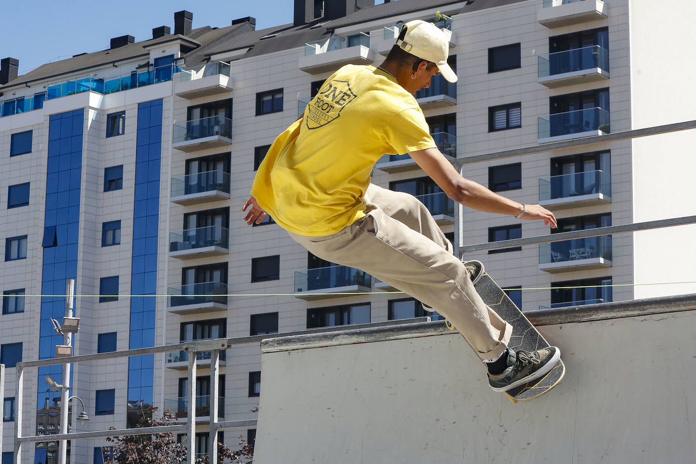 Los artistas de la Liga Nacional de Graffiti comienzan sus trabajos frente a una zona de skate, rocódromo y 'parkour'.