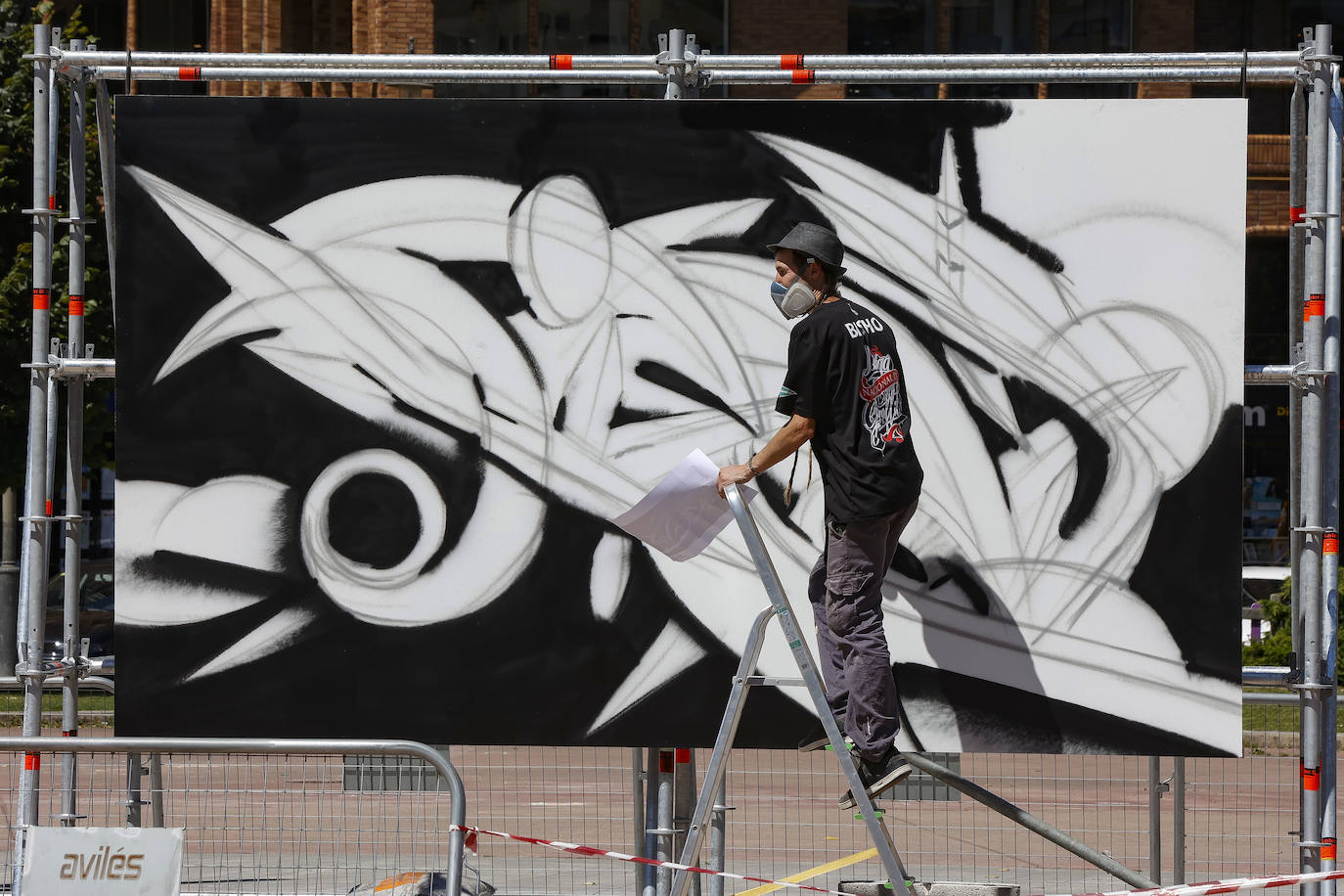 Los artistas de la Liga Nacional de Graffiti comienzan sus trabajos frente a una zona de skate, rocódromo y 'parkour'.