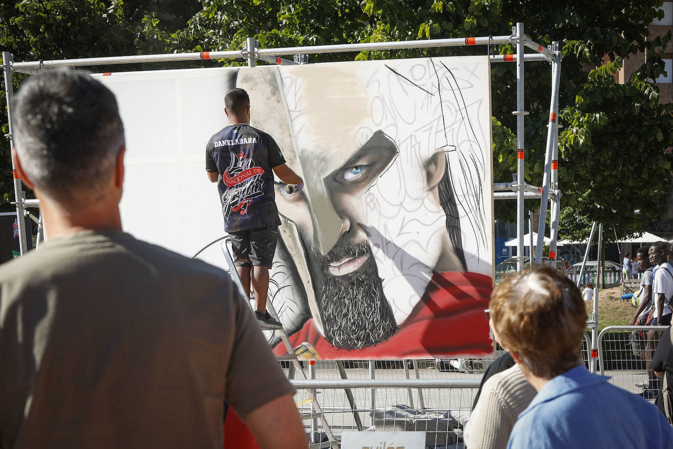 Los artistas de la Liga Nacional de Graffiti comienzan sus trabajos frente a una zona de skate, rocódromo y 'parkour'.