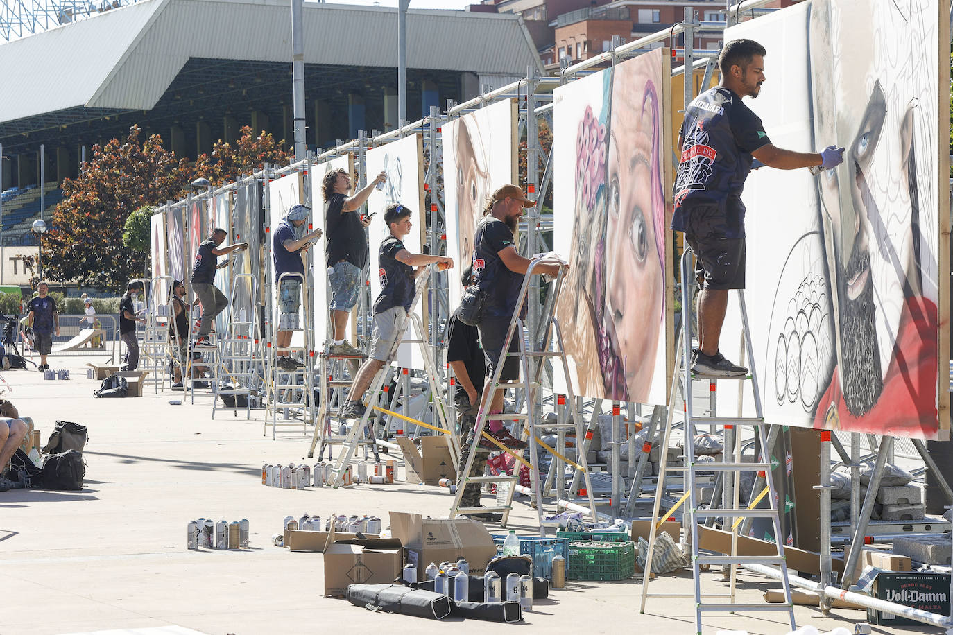 Los artistas de la Liga Nacional de Graffiti comienzan sus trabajos frente a una zona de skate, rocódromo y 'parkour'.