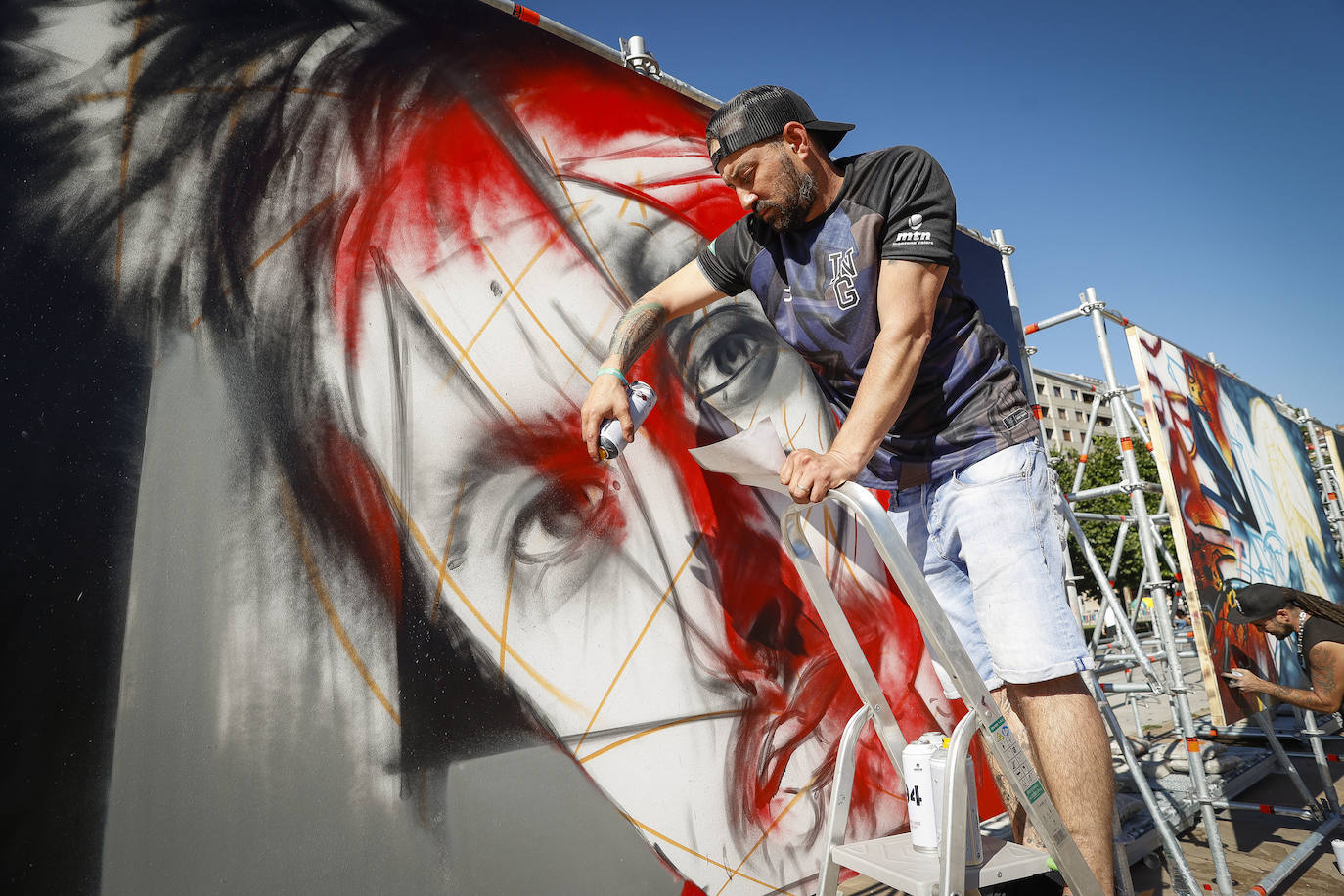 Los artistas de la Liga Nacional de Graffiti comienzan sus trabajos frente a una zona de skate, rocódromo y 'parkour'.