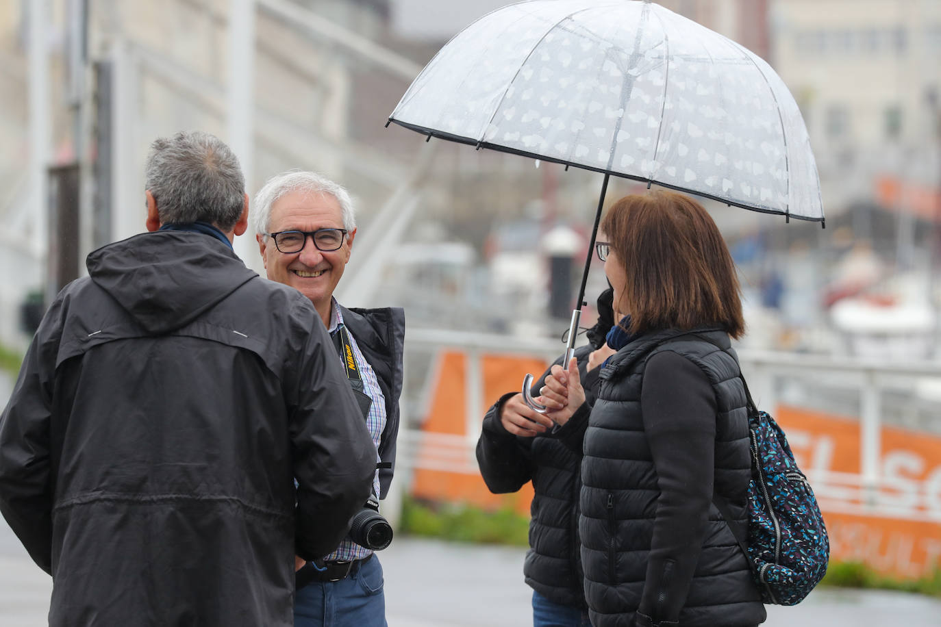 Una fuerte tormenta sorprendió a los asturianos a primera hora de la tarde. Las tres ciudades principales, Gijón, Oviedo y Avilés dejan unas espectaculares imágenes de las tormentas anegando las calles