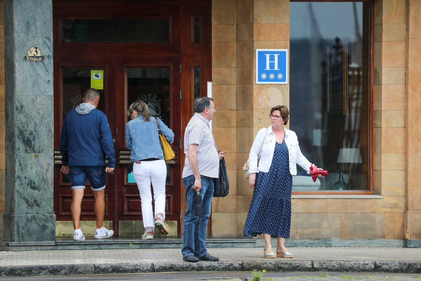 Una fuerte tormenta sorprendió a los asturianos a primera hora de la tarde. Las tres ciudades principales, Gijón, Oviedo y Avilés dejan unas espectaculares imágenes de las tormentas anegando las calles