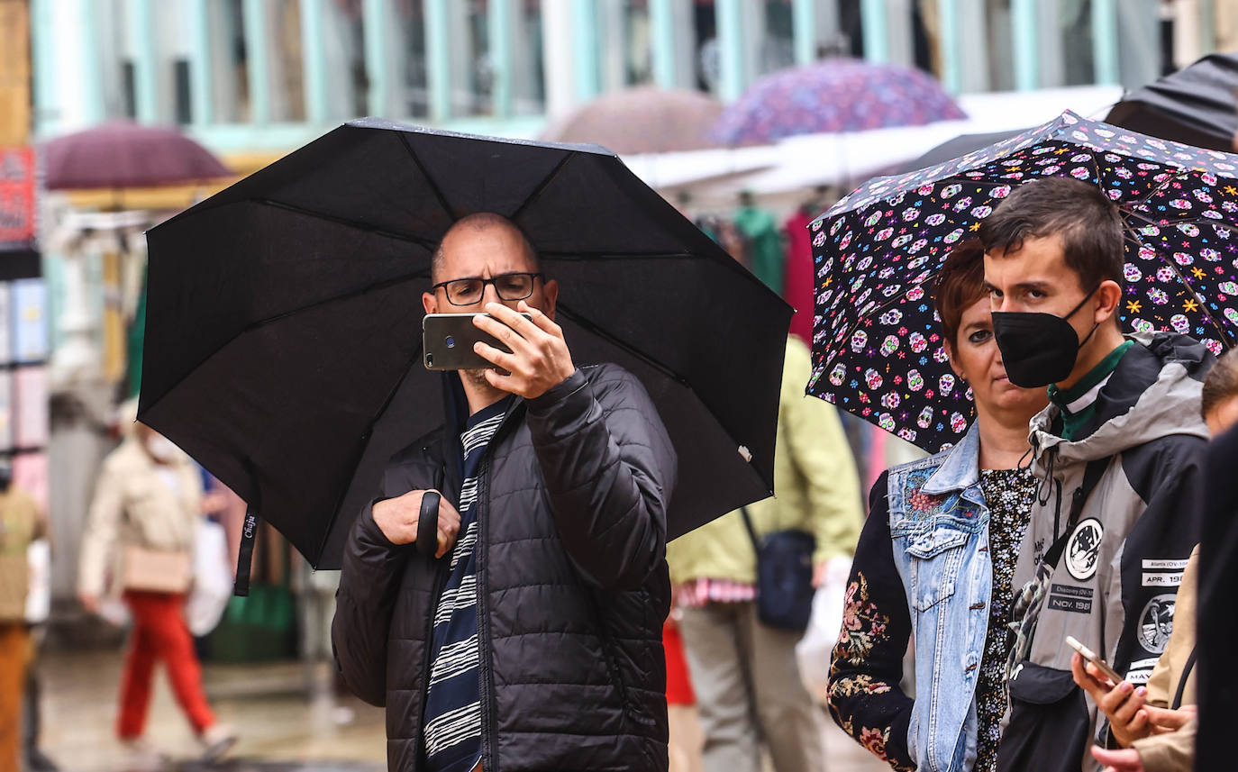 Una fuerte tormenta sorprendió a los asturianos a primera hora de la tarde. Las tres ciudades principales, Gijón, Oviedo y Avilés dejan unas espectaculares imágenes de las tormentas anegando las calles