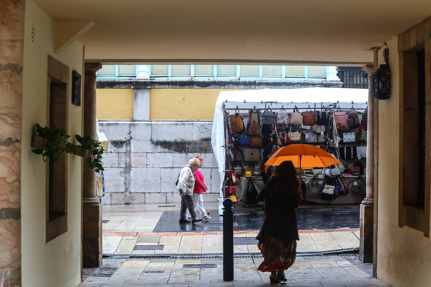 Una fuerte tormenta sorprendió a los asturianos a primera hora de la tarde. Las tres ciudades principales, Gijón, Oviedo y Avilés dejan unas espectaculares imágenes de las tormentas anegando las calles